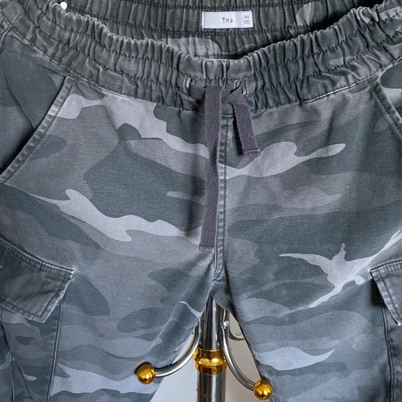 aritzia TNA camo pants - Picture 3 of 9